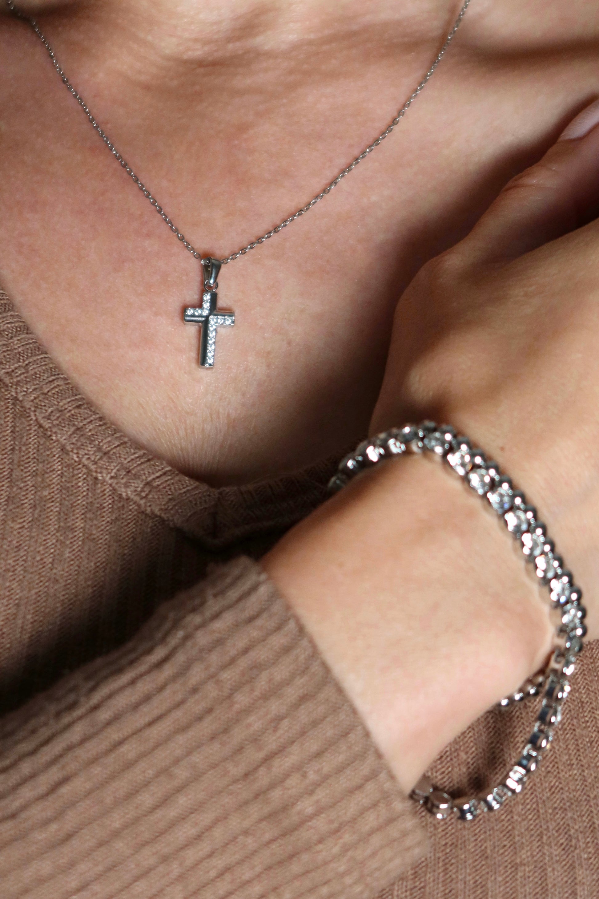 “Heaven’s Frame“ – Umrahmtes Kreuz mit Strass
